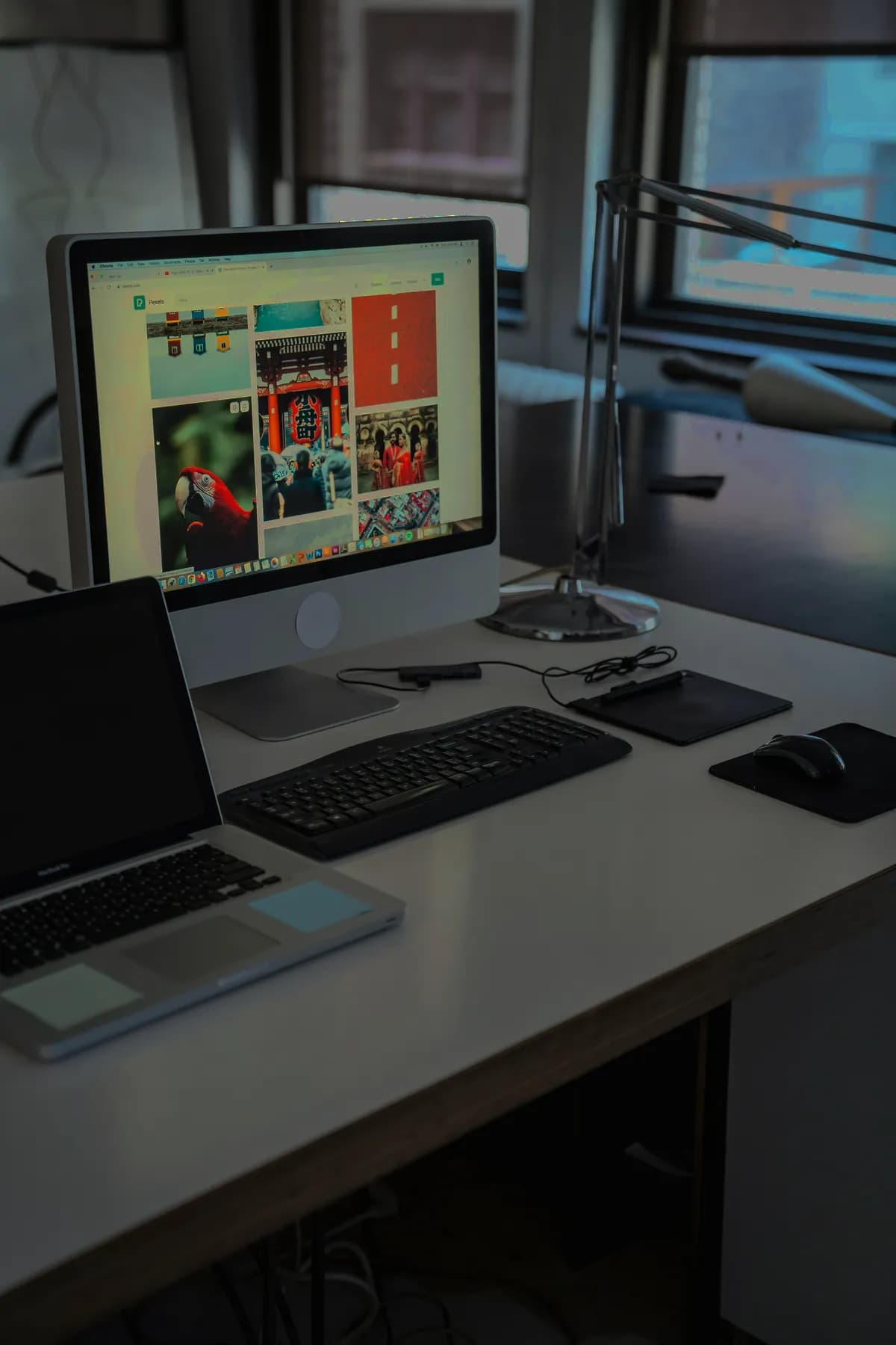 Leerer Arbeitsplatz symbolisiert Fachkräftemangel in der IT