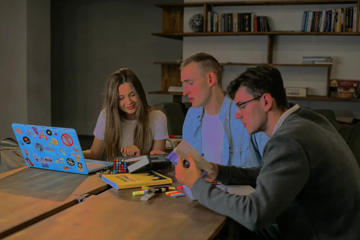 Team arbeitet zusammen an modernen Collaboration-Tools