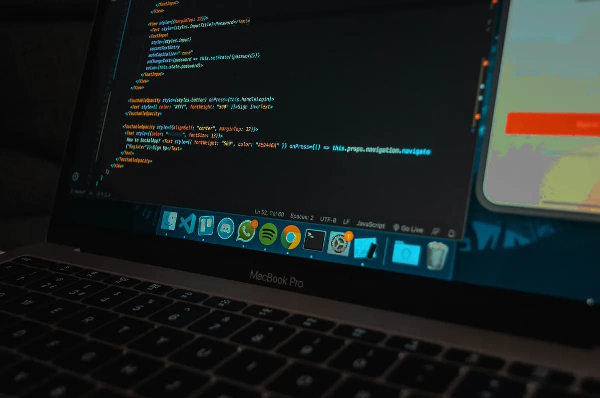 Moderner Arbeitsplatz mit Programmcode auf dem Laptop